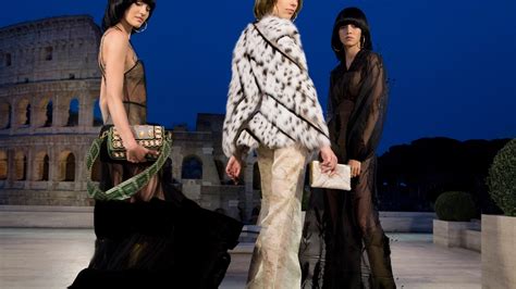 fendi sfilata nel tempio di venere|Fendi stages couture show amid ruins of ancient Rome .